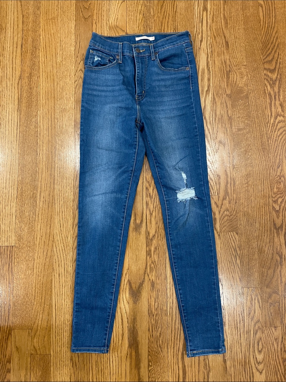 Levi’s High-Rise Dark Blue Skinny Jeans with Distressed Knee - size 28